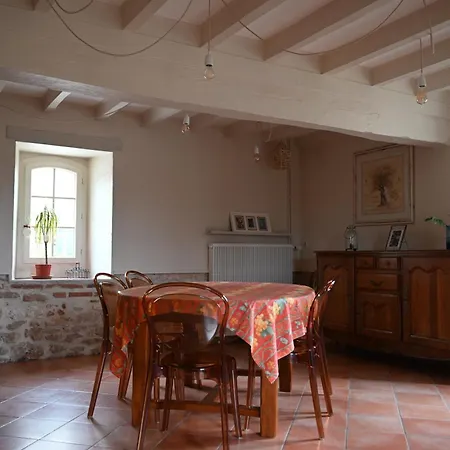 Le Nid Des Hirondelles