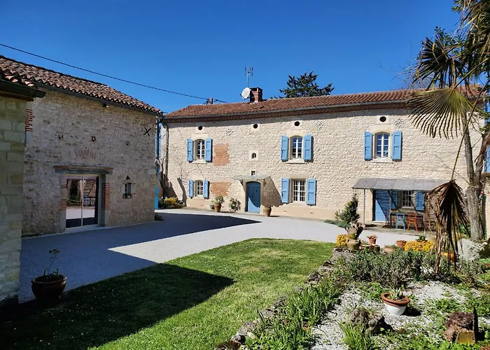 Le Nid Des Hirondelles Fénols